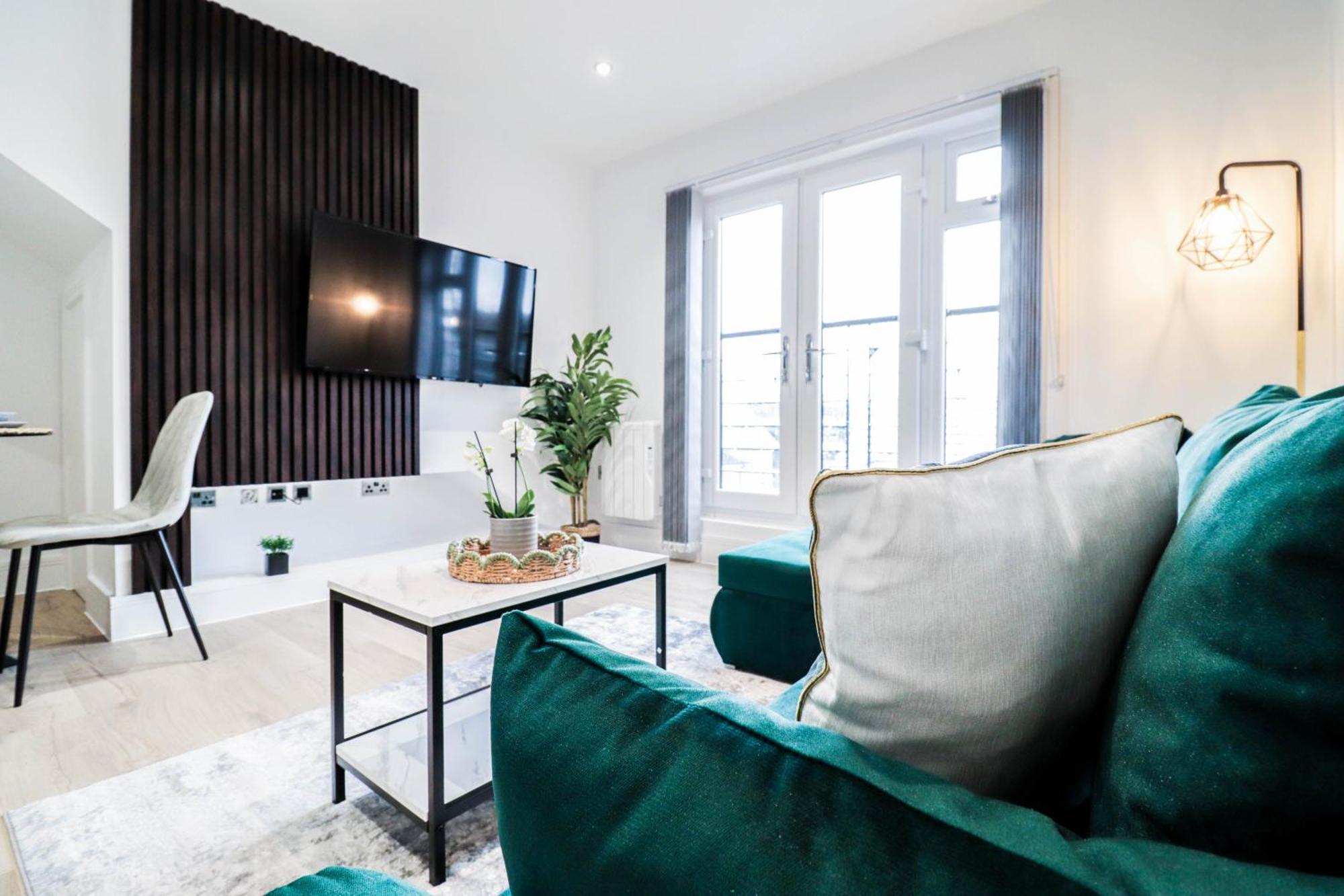 Modern 1-Bed Apartment In Buckinghamshire With Free Wifi, Parking & Garden High Wycombe Ngoại thất bức ảnh