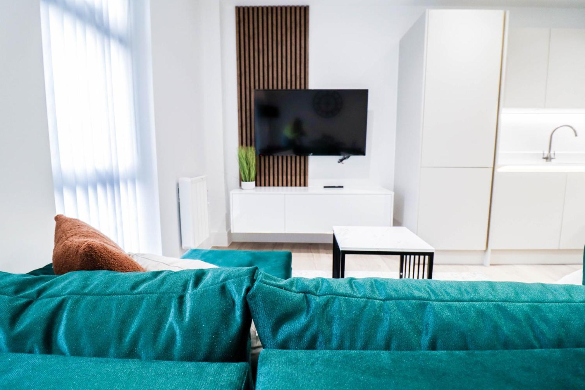 Modern 1-Bed Apartment In Buckinghamshire With Free Wifi, Parking & Garden High Wycombe Ngoại thất bức ảnh