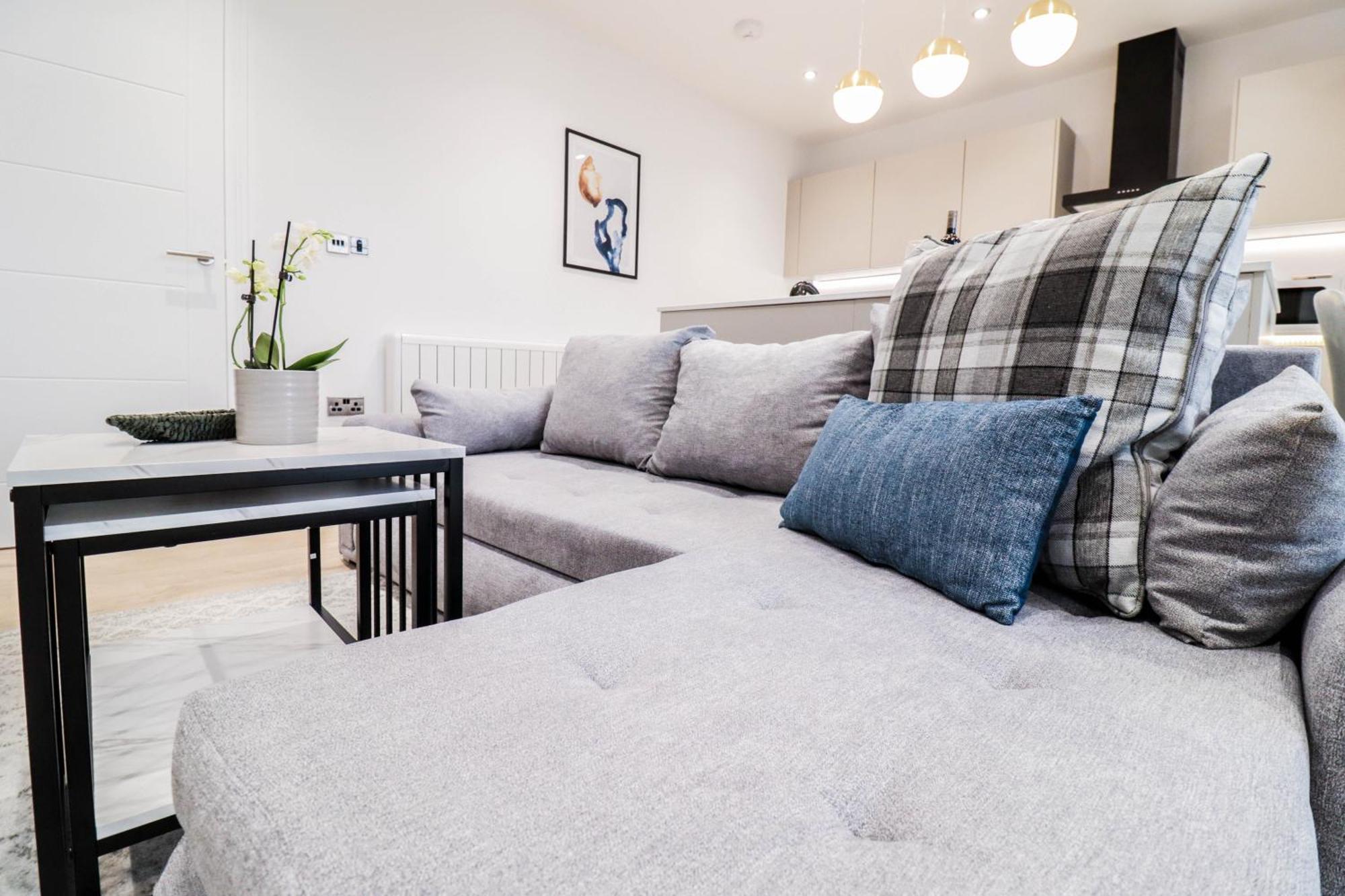 Modern 1-Bed Apartment In Buckinghamshire With Free Wifi, Parking & Garden High Wycombe Ngoại thất bức ảnh